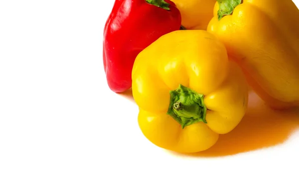 Bell πιπεριές είναι μερικές φορές ομαδοποιούνται με λιγότερο πικάντικο vari πιπέρι — Φωτογραφία Αρχείου