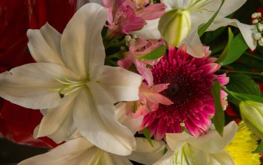 Bir buket çiçek. Çekici bir şekilde düzenlenmiş bir demet çiçek, özellikle bir hediye olarak sunulan ya da bir törende taşınan. burun, lezzet