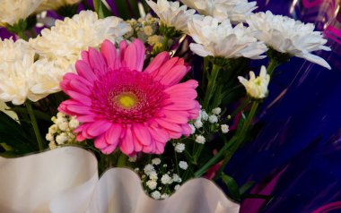 Bir buket çiçek. Çekici bir şekilde düzenlenmiş bir demet çiçek, özellikle bir hediye olarak sunulan ya da bir törende taşınan. burun, lezzet