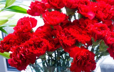 Bir buket çiçek. Çekici bir şekilde düzenlenmiş bir demet çiçek, özellikle bir hediye olarak sunulan ya da bir törende taşınan. burun, lezzet