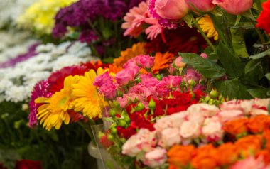 Bir buket çiçek. Çekici bir şekilde düzenlenmiş bir demet çiçek, özellikle bir hediye olarak sunulan ya da bir törende taşınan. burun, lezzet