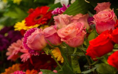 Bir buket çiçek. Çekici bir şekilde düzenlenmiş bir demet çiçek, özellikle bir hediye olarak sunulan ya da bir törende taşınan. burun, lezzet