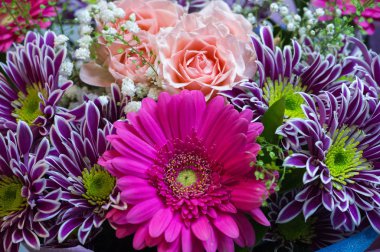 Çiçek buketi yaratıcı bir düzende bir çiçek koleksiyonudur. Çiçek buketleri evlerin ya da kamu binalarının dekorasyonu için düzenlenebilir ya da elde taşınabilir.