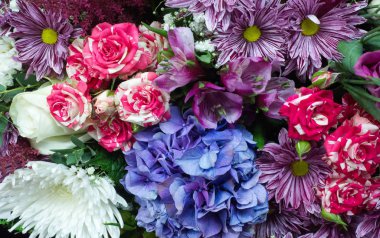 Bir buket çiçek. Çekici bir şekilde düzenlenmiş bir demet çiçek, özellikle bir hediye olarak sunulan ya da bir törende taşınan. burun, lezzet