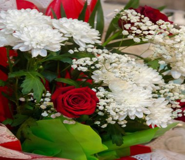 Bir buket çiçek. Çekici bir şekilde düzenlenmiş bir demet çiçek, özellikle bir hediye olarak sunulan ya da bir törende taşınan. burun, lezzet