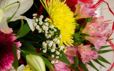 Bir buket çiçek. Çekici bir şekilde düzenlenmiş bir demet çiçek, özellikle bir hediye olarak sunulan ya da bir törende taşınan. burun, lezzet