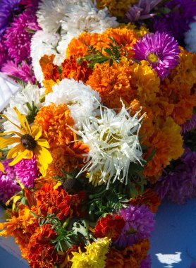 Bir buket çiçek. Çekici bir şekilde düzenlenmiş bir demet çiçek, özellikle bir hediye olarak sunulan ya da bir törende taşınan. burun, lezzet