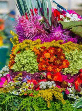 Bir buket çiçek. Çekici bir şekilde düzenlenmiş bir demet çiçek, özellikle bir hediye olarak sunulan ya da bir törende taşınan. burun, lezzet