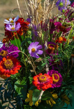 Bir buket çiçek. Çekici bir şekilde düzenlenmiş bir demet çiçek, özellikle bir hediye olarak sunulan ya da bir törende taşınan. burun, lezzet