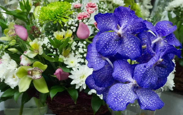 花の花束 魅力的に配置された束の花 特に贈り物として提示されたものや儀式で運ばれたもの — ストック写真