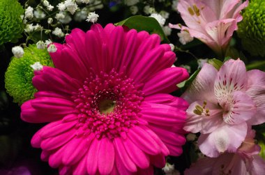 Çiçek buketi yaratıcı bir düzende bir çiçek koleksiyonudur. Çiçek buketleri evlerin ya da kamu binalarının dekorasyonu için düzenlenebilir ya da elde taşınabilir.