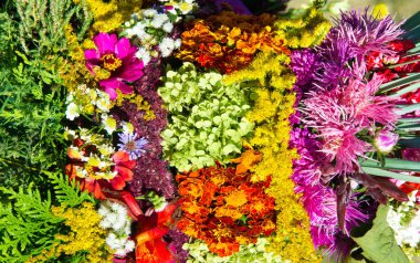 Bir buket çiçek. Çekici bir şekilde düzenlenmiş bir demet çiçek, özellikle bir hediye olarak sunulan ya da bir törende taşınan. burun, lezzet