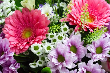 Çiçek buketi yaratıcı bir düzende bir çiçek koleksiyonudur. Çiçek buketleri evlerin ya da kamu binalarının dekorasyonu için düzenlenebilir ya da elde taşınabilir.