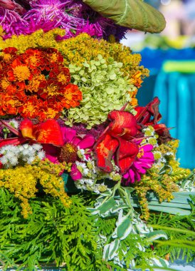Bir buket çiçek. Çekici bir şekilde düzenlenmiş bir demet çiçek, özellikle bir hediye olarak sunulan ya da bir törende taşınan. burun, lezzet