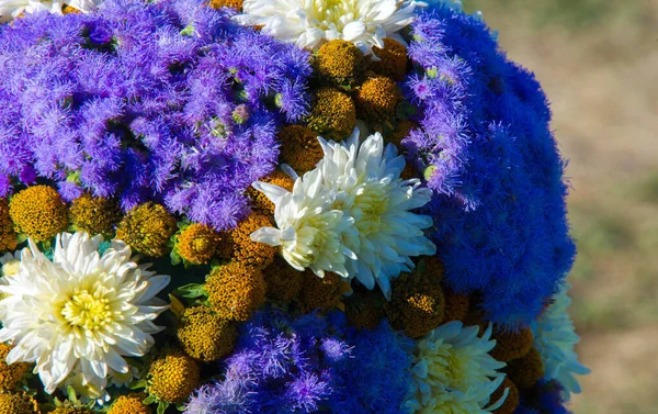 Bukiet Kwiatów Atrakcyjnie Zaaranżowana Wiązanka Kwiatów Szczególnie Tych Prezentowanych Prezencie — Zdjęcie stockowe