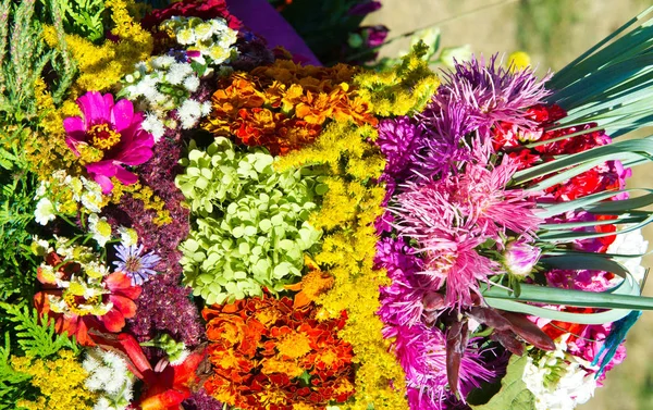 Buquê Flores Grupo Atrativamente Arranjado Flores Especialmente Uma Apresentada Como — Fotografia de Stock