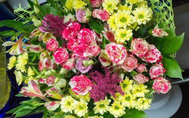 Bir buket çiçek. Çekici bir şekilde düzenlenmiş bir demet çiçek, özellikle bir hediye olarak sunulan ya da bir törende taşınan. burun, lezzet