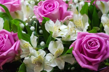 Çiçek buketi yaratıcı bir düzende bir çiçek koleksiyonudur. Çiçek buketleri evlerin ya da kamu binalarının dekorasyonu için düzenlenebilir ya da elde taşınabilir.