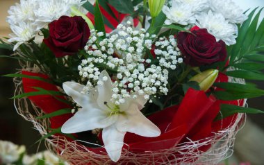 Bir buket çiçek. Çekici bir şekilde düzenlenmiş bir demet çiçek, özellikle bir hediye olarak sunulan ya da bir törende taşınan. burun, lezzet