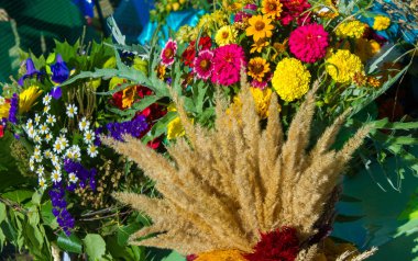 Bir buket çiçek. Çekici bir şekilde düzenlenmiş bir demet çiçek, özellikle bir hediye olarak sunulan ya da bir törende taşınan. burun, lezzet