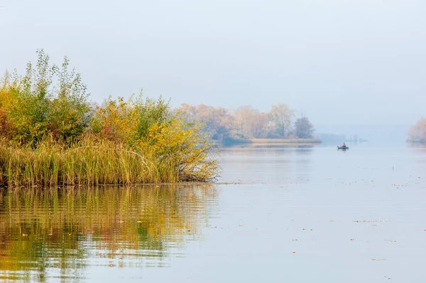 Осень на реке, прекрасное время года . — стоковое фото