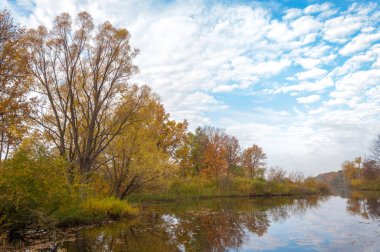 Sonbahar bir güzel mevsimde Nehri üzerinde. 