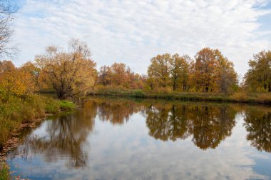 Sonbahar bir güzel mevsimde Nehri üzerinde. 