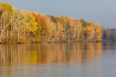Sonbahar bir güzel mevsimde Nehri üzerinde. 