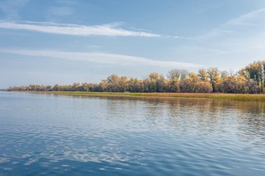 Sonbahar, sudaki ağaçların göldeki yansıması üzerine sessizdir.