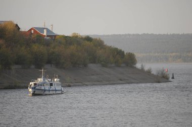 Nehir teknesi. Mavi göldeki tekne bulutlu gökyüzü, doğa serisi