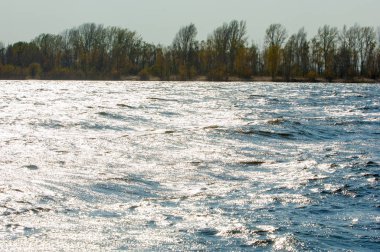 Fırtına suyu, sonbaharda nehir.