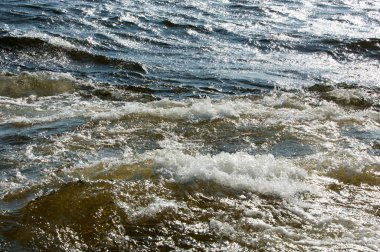 Doku. Geçmişi. Batan güneşin altında su