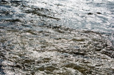 Doku. Geçmişi. Batan güneşin altında su