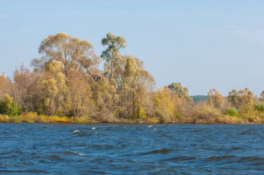 Şelale. Güzel bir kur ile gölün üzerinde sonbahar yeşillikleri
