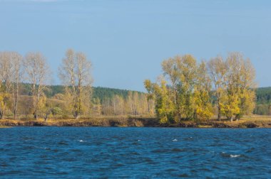 Şelale. Güzel bir kur ile gölün üzerinde sonbahar yeşillikleri