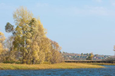 Şelale. Güzel bir kur ile gölün üzerinde sonbahar yeşillikleri
