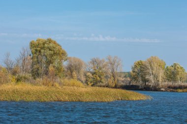 Şelale. Güzel bir kur ile gölün üzerinde sonbahar yeşillikleri