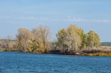 Şelale. Güzel bir kur ile gölün üzerinde sonbahar yeşillikleri