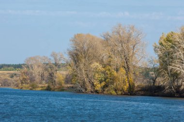 Şelale. Güzel bir kur ile gölün üzerinde sonbahar yeşillikleri