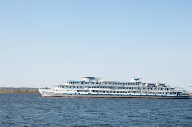 Nehir teknesi. Mavi göldeki tekne bulutlu gökyüzü, doğa serisi