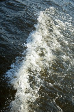 Doku. Geçmişi. Batan güneşin altında su