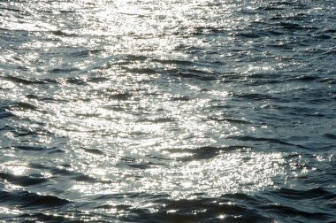 Doku. Geçmişi. Batan güneşin altında su