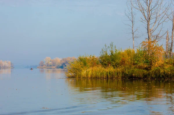 Осень на реке, прекрасное время года . — стоковое фото