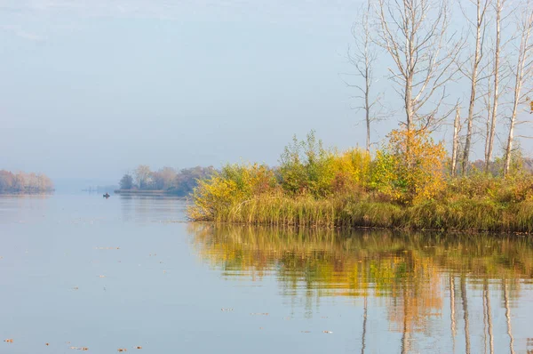 Το φθινόπωρο στις όχθες του ποταμού, μια όμορφη εποχή του χρόνου. — Φωτογραφία Αρχείου