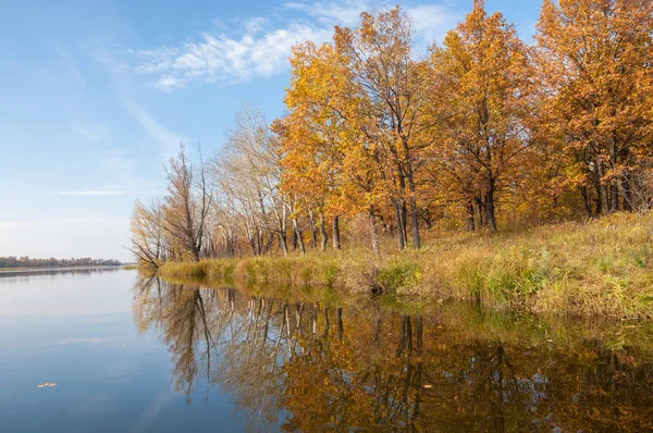 Sonbahar, sudaki ağaçların göldeki yansıması üzerine sessizdir.