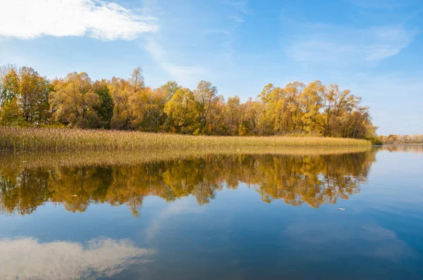 Herfst rust op het meer reflectie van bomen in het water — Stockfoto