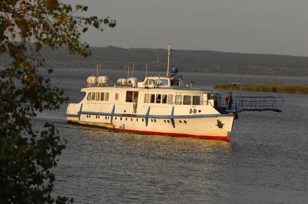 Barco fluvial. barco no lago azul com céu nublado, série natureza — Fotografia de Stock