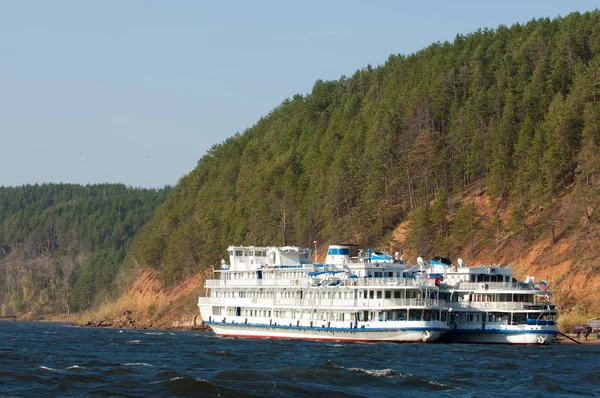 River boat. boat on the blue lake with cloudy sky, nature series — Stock Photo, Image