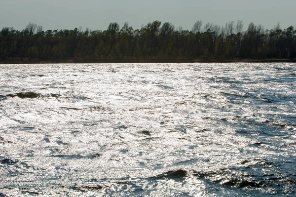 Acqua di tempesta, il fiume in autunno — Foto Stock