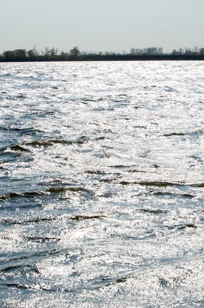 Dagvatten, floden på hösten — Stockfoto